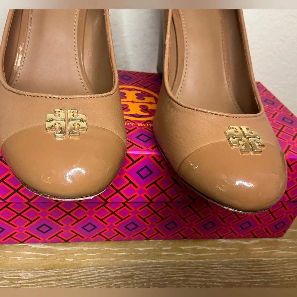 Tory Burch Jolie 85MM Closed Toe Wedge Nappa Patent Leather Royal Tan Size 8